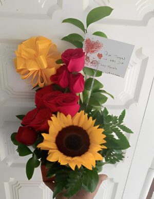 Arreglo con 7 rosas y 1 girasol R01 - Envío de flores en Tunjuelito Te Mando Flores
