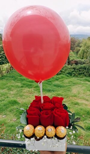 Caja por 9 rosas 4 Ferrero y globo R16 - Floristería en Tunjuelito a domicilio Te Mando Flores