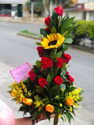 Espiral de rosas y girasol R36 - Flores frescas en Tunjuelito Te Mando Flores