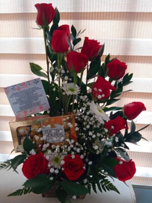 Escalera de rosas y Ferrero x8 R43 - Arreglo de Rosas con Chocolates en Tunjuelito Te Mando Flores