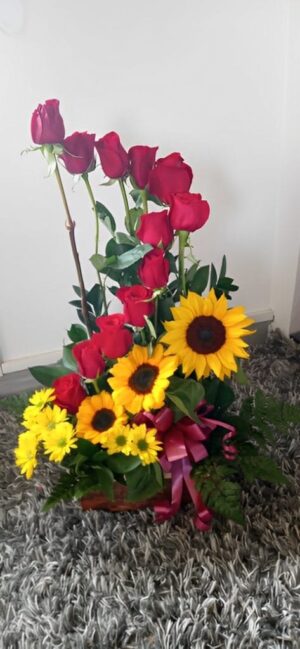 Espiral de girasoles y rosas R58 - Arreglo de Girasoles en Tunjuelito Te Mando Flores