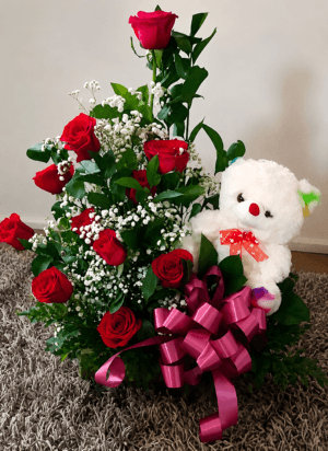 Arreglo 12 rosas y peluche R59 - Ramo de Rosas a domicilio en Tunjuelito Te Mando Flores